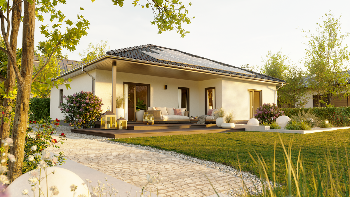 Der Winkelbungalow 108 mit Blick vom Garten, bodentiefen Fenstern und Photovoltaikanlage auf dem Dach – modernes Wohnen mit Effizienz