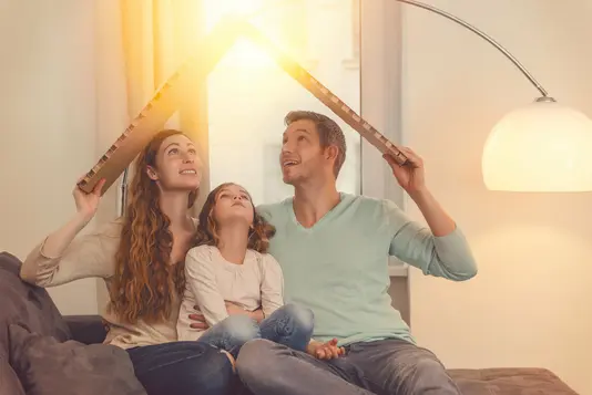 menschen-gemischt-familie-begeisterung-freude-haus-hausbau Familie glücklich im Eigenheim