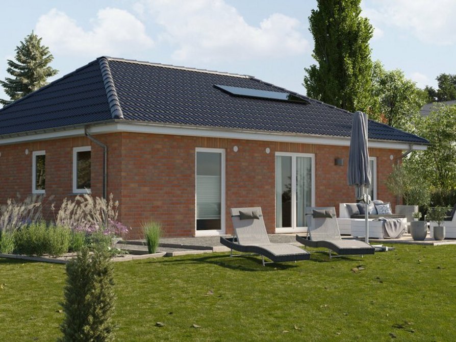 Der Bungalow 92 in der Variante Klinker Nr. 6 und Dach in Anthrazit mit Blick auf den Garten und Terrasse