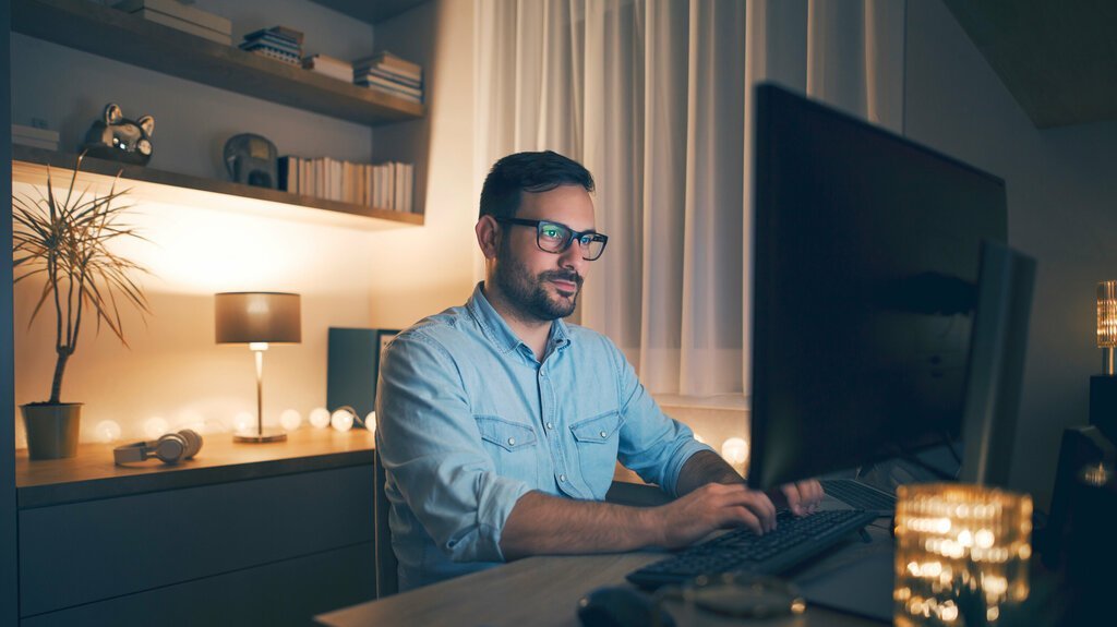 Ein modernes Wohnkonzept mit integriertem Homeoffice, ausgestattet mit schnellem Internet und smarter Technologie für effizientes und sicheres Arbeiten.