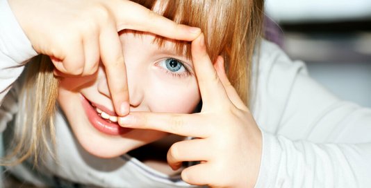 Mädchen mit Fingerzeichen